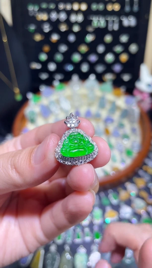 翡翠18K金镶嵌颈饰豪镶盖中盖满绿小佛吊坠
