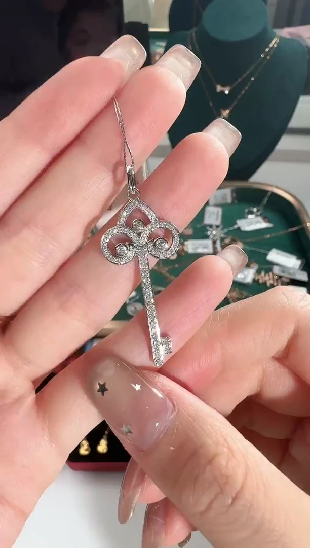 吊坠(不含链)18K金镶嵌钻石鸢尾花钥匙吊坠3.1g