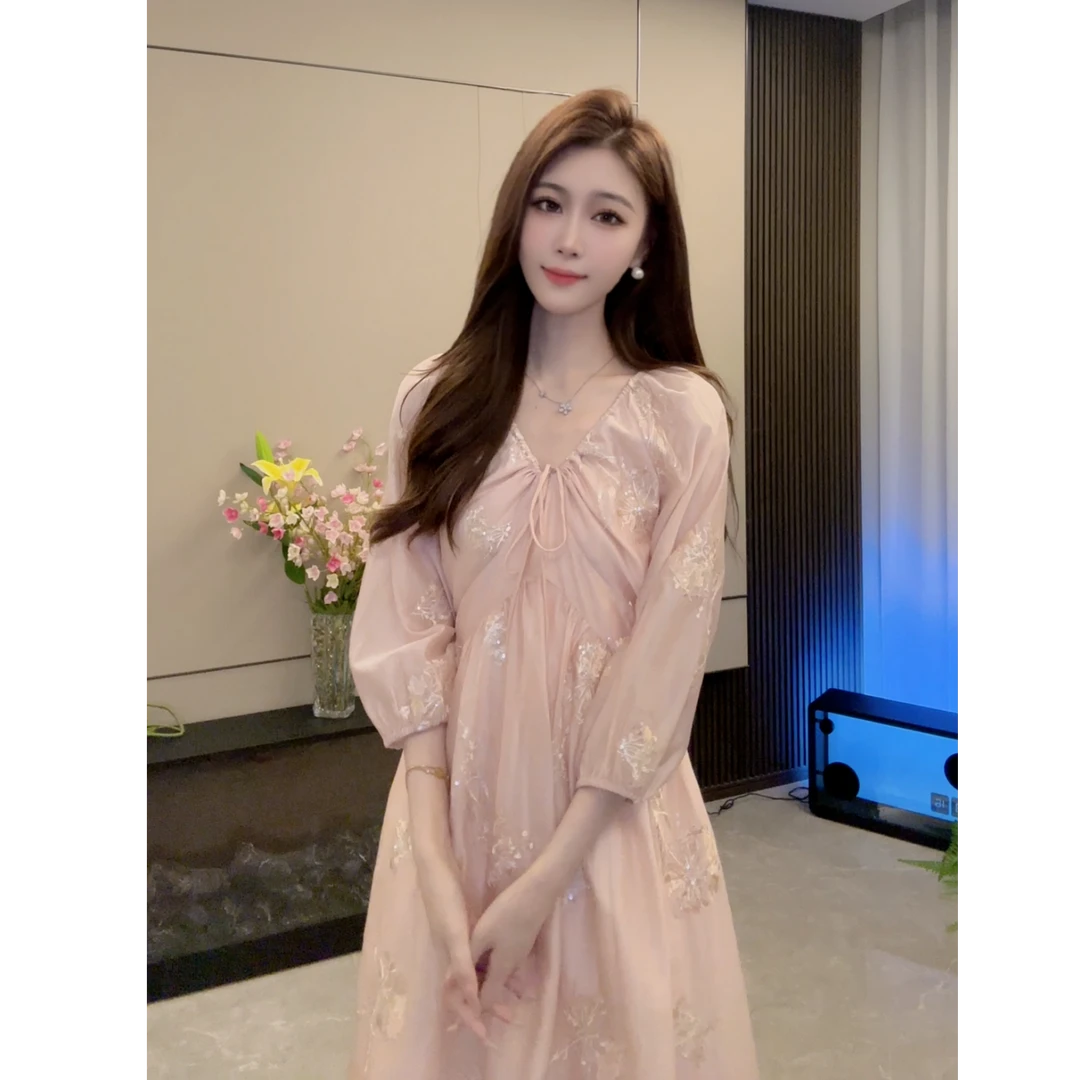 2025年新款温柔风刺绣国风甜美七分袖法式收腰连衣裙