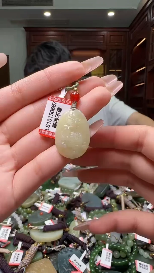 颈饰未镶嵌和田玉多样性发一