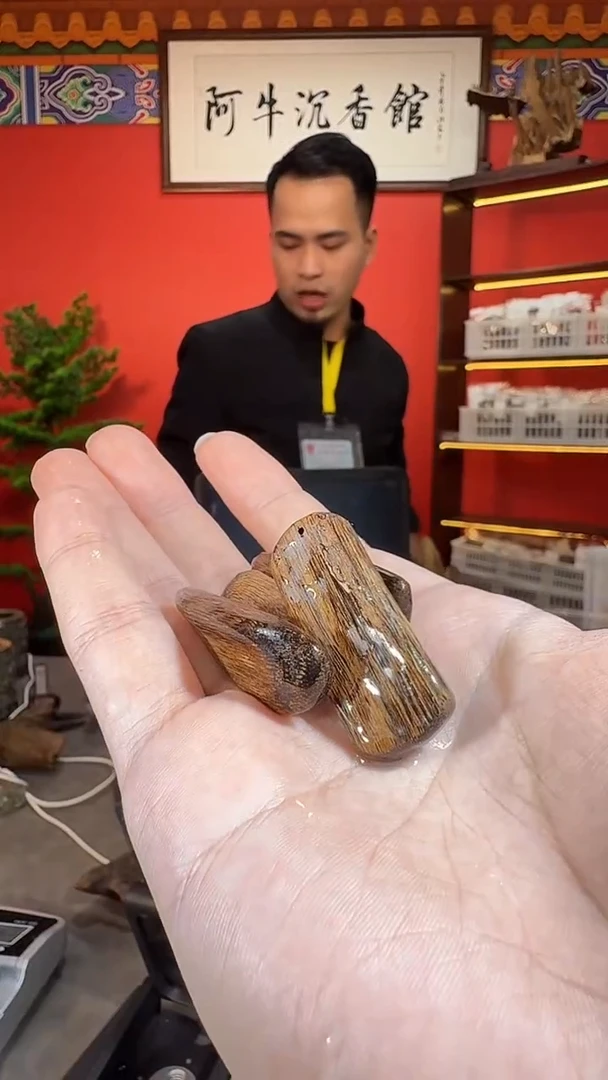 沉香吊坠183号越南4克+多样性发一