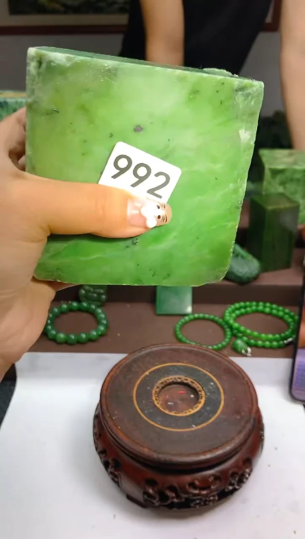 和田玉（碧玉）未镶嵌珠宝半成品1