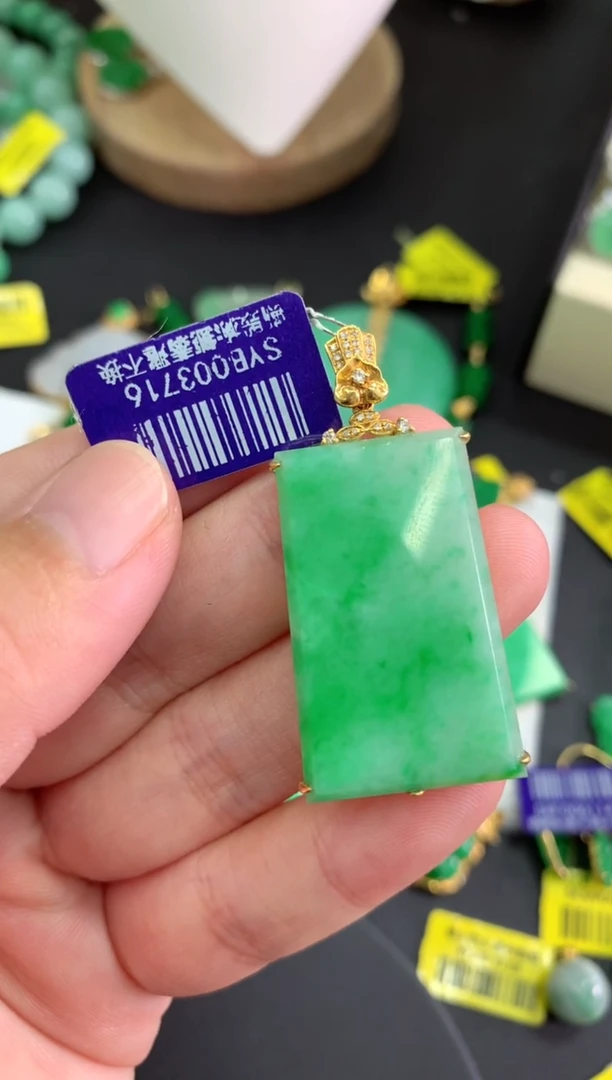 颈饰18K金镶嵌翡翠挂件