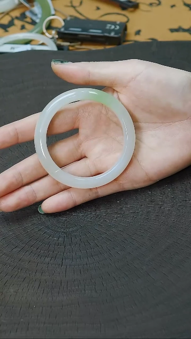 未镶嵌手镯和田玉55圈口 白底翠手镯