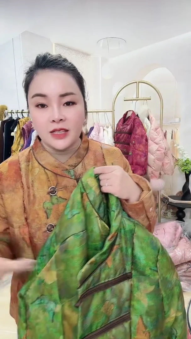 17号绿色游丝羽绒服1件