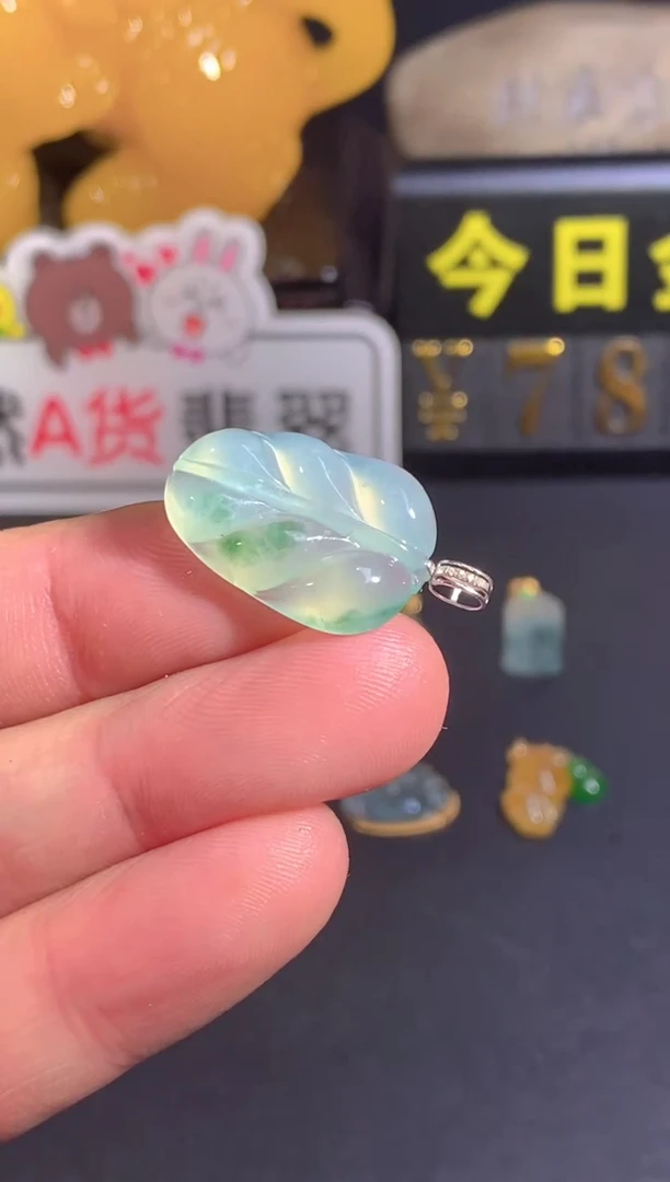 颈饰18K金镶嵌翡翠