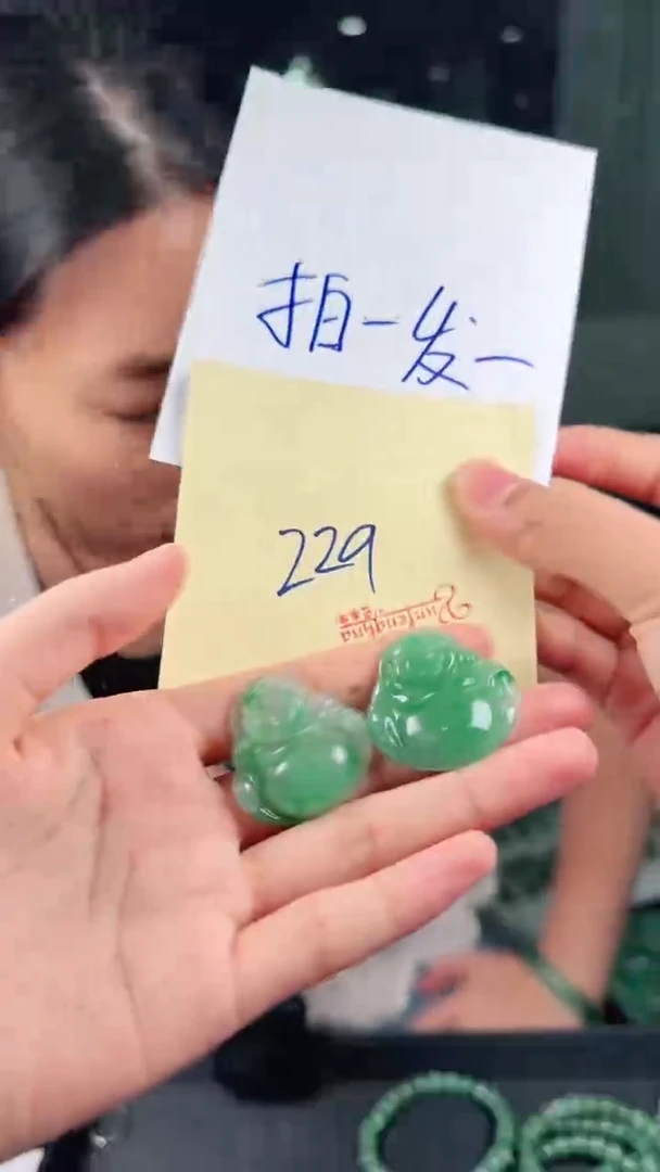 吊坠(不含链)未镶嵌石英质玉（非洲翠）佛（随机发一，拍一发一）229