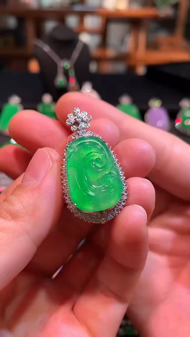 吊坠(赠链)18K金镶嵌翡翠起胶满色满绿如意吊坠