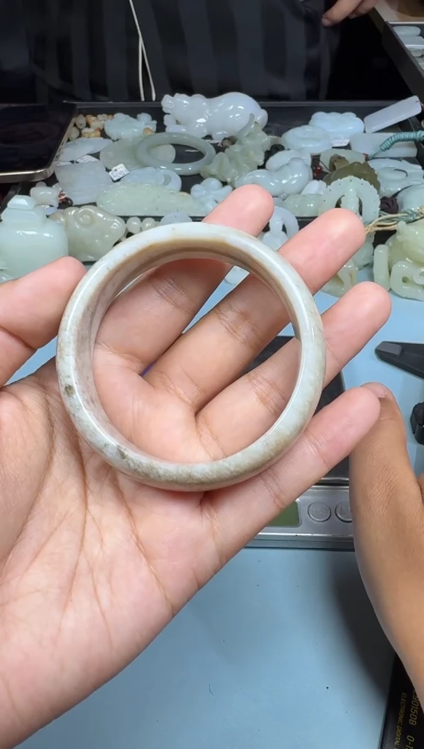 和田玉未镶嵌颈饰1