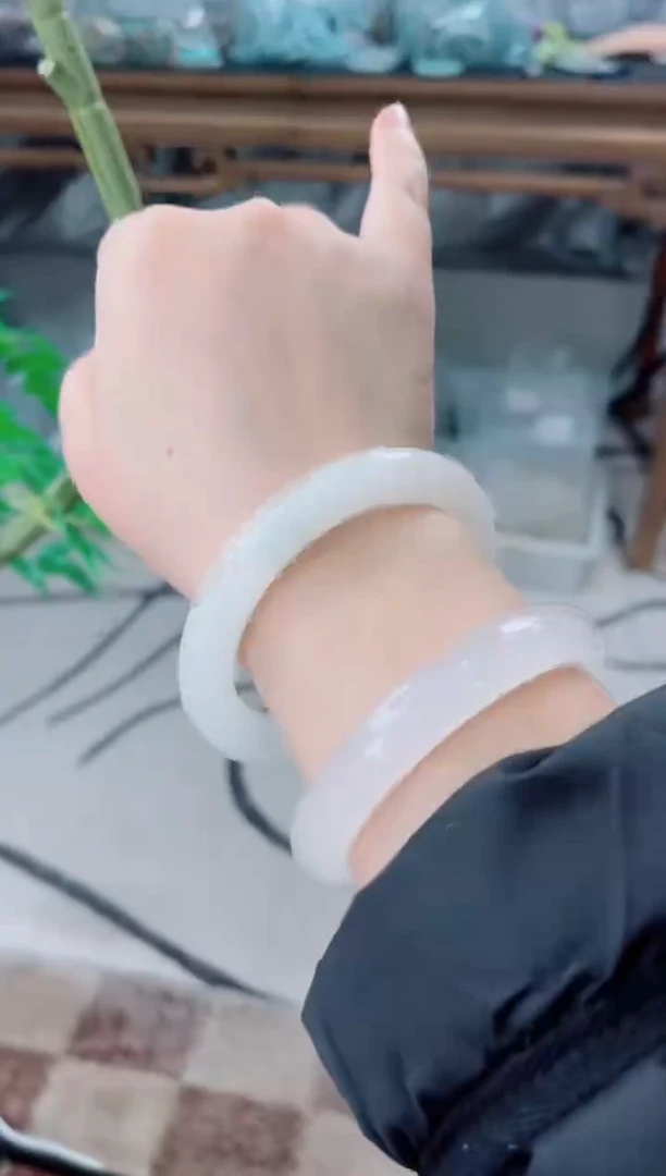 【闪购商品】石英质玉手镯未镶嵌444