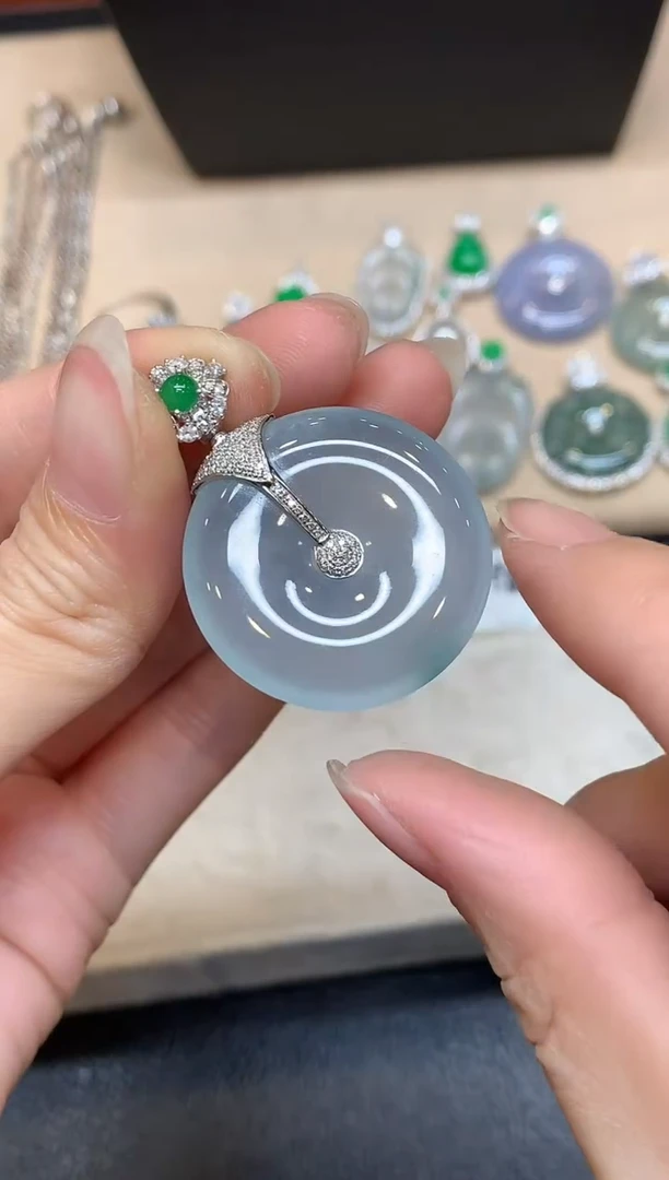 颈饰18K金镶嵌翡翠平安扣【无服务费