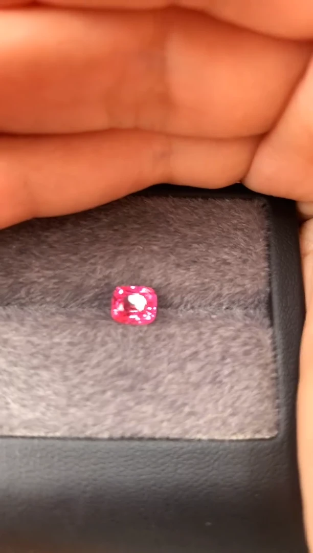 未镶嵌裸石定制尖晶石枕型 热粉色调 1.40ct