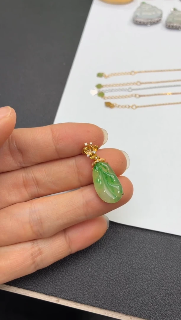 颈饰18K金镶嵌翡翠天然翡翠A货