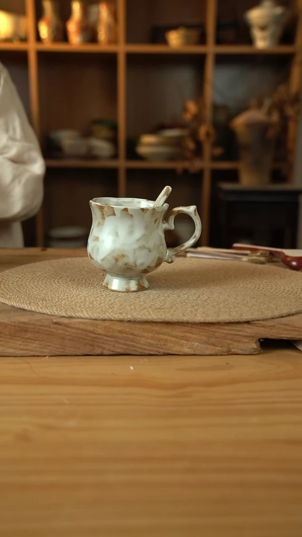 粉影系列的花口高脚咖啡杯+搅拌勺