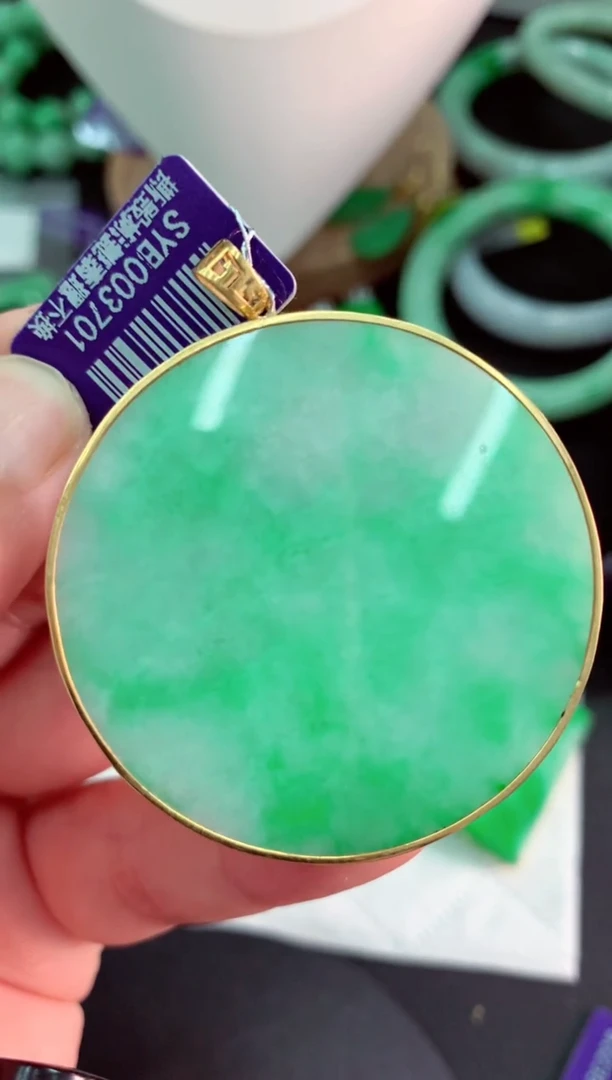 翡翠18K金镶嵌颈饰挂件