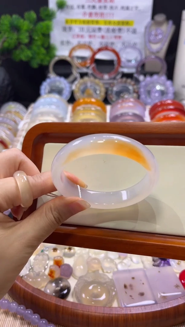 玛瑙/玉髓手镯未镶嵌不同光线不同角度色不同