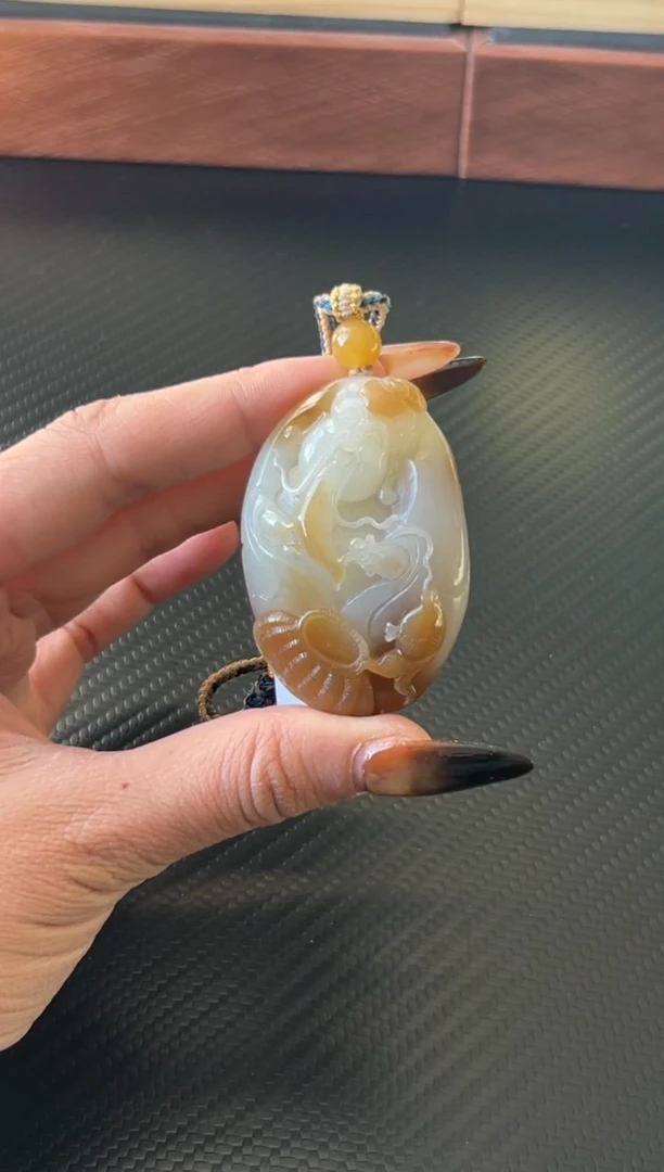 吊坠(赠链)未镶嵌和田玉且末微色差金山吊坠j