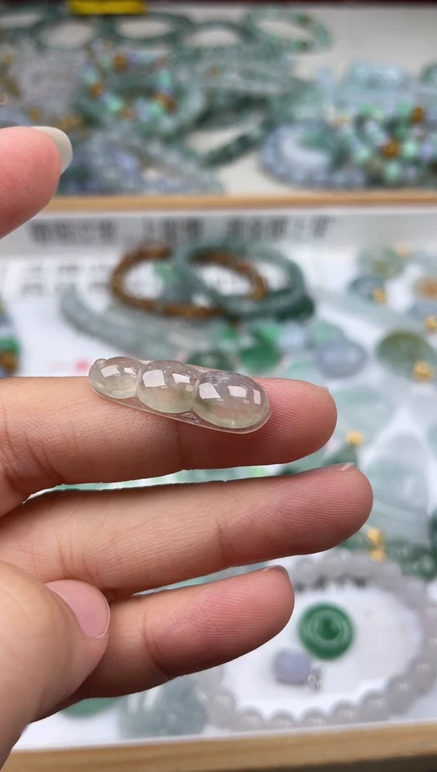 颈饰未镶嵌翡翠?*云翡翠挂件