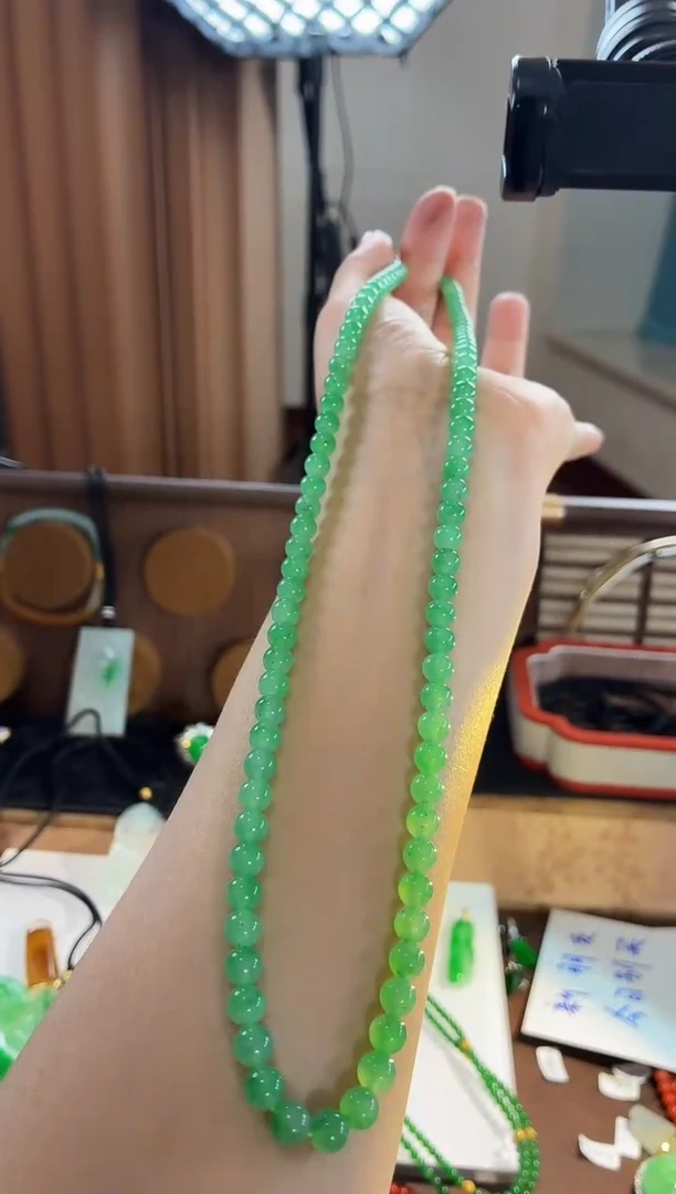 颈饰未镶嵌翡翠珠串