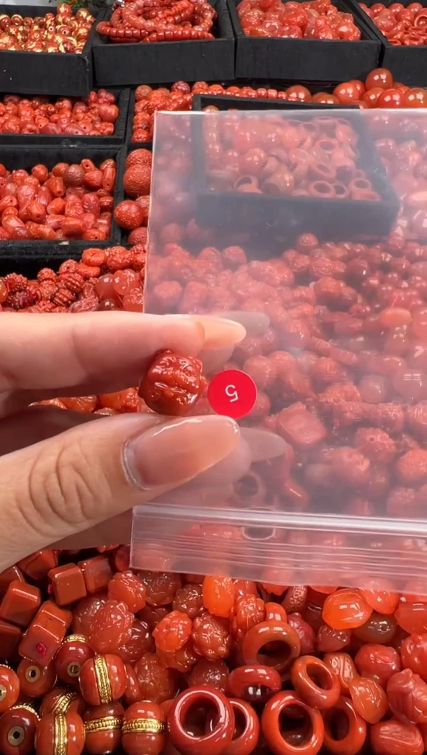 南红玛瑙未镶嵌颈饰1