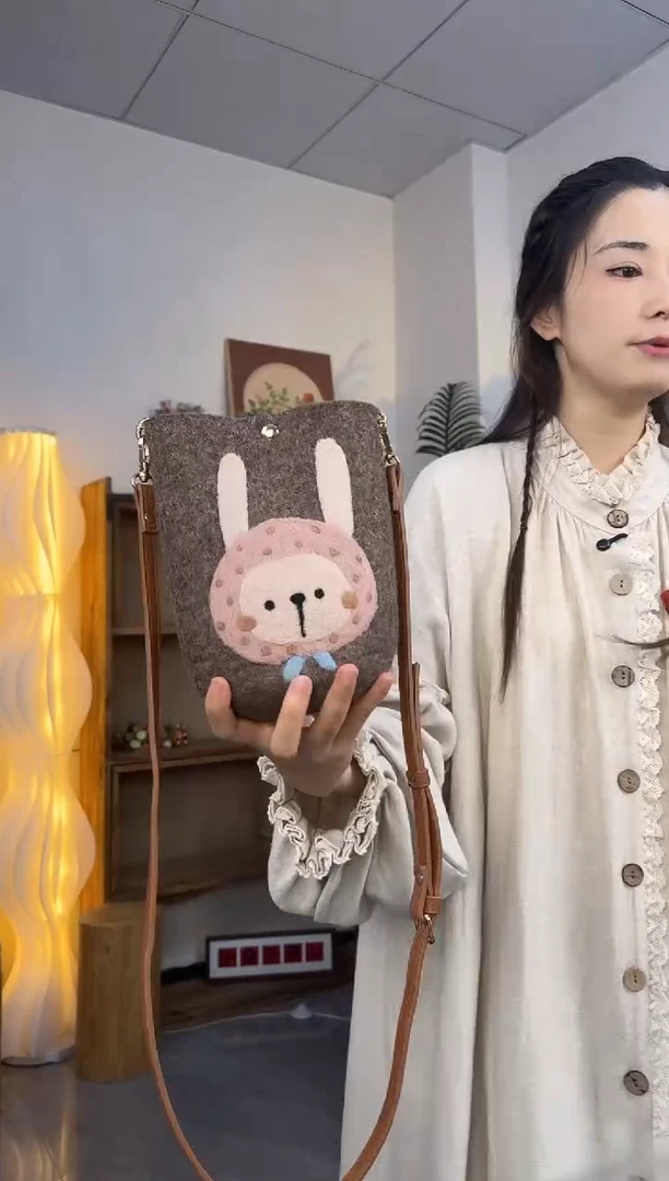 羊毛非遗纯手工包  手机包兔子