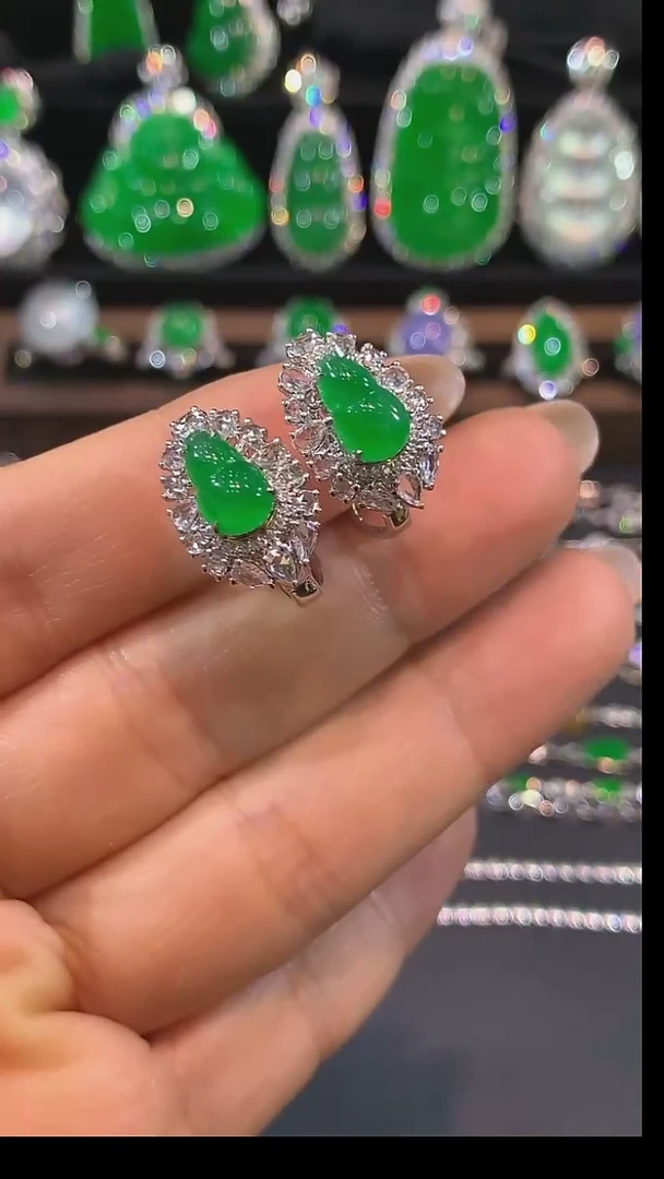 18K金镶嵌翡翠耳饰耳包