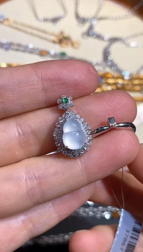 18K金镶嵌戒指翡翠戒指