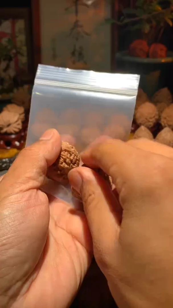 把件桃核沉**我丰泰文玩  老树三角密文   35尺寸左右