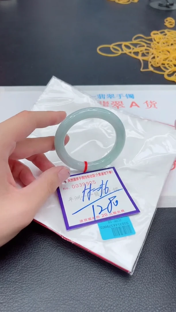 翡翠手镯未镶嵌1