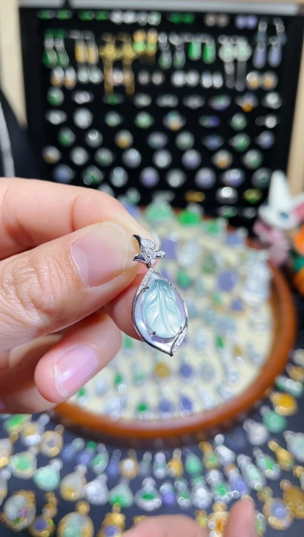 颈饰18K金镶嵌翡翠玻璃种叶子吊坠