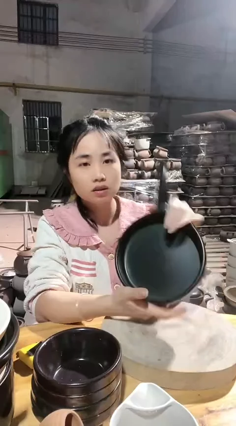 粗砂陶瓷大瑕疵黑色手把煎盘