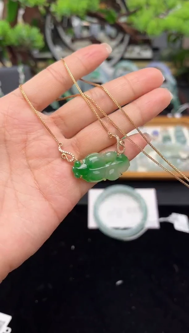 颈饰18K金镶嵌翡翠吊坠