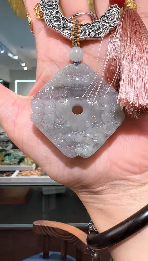 颈饰未镶嵌和田玉（糖玉）吊坠