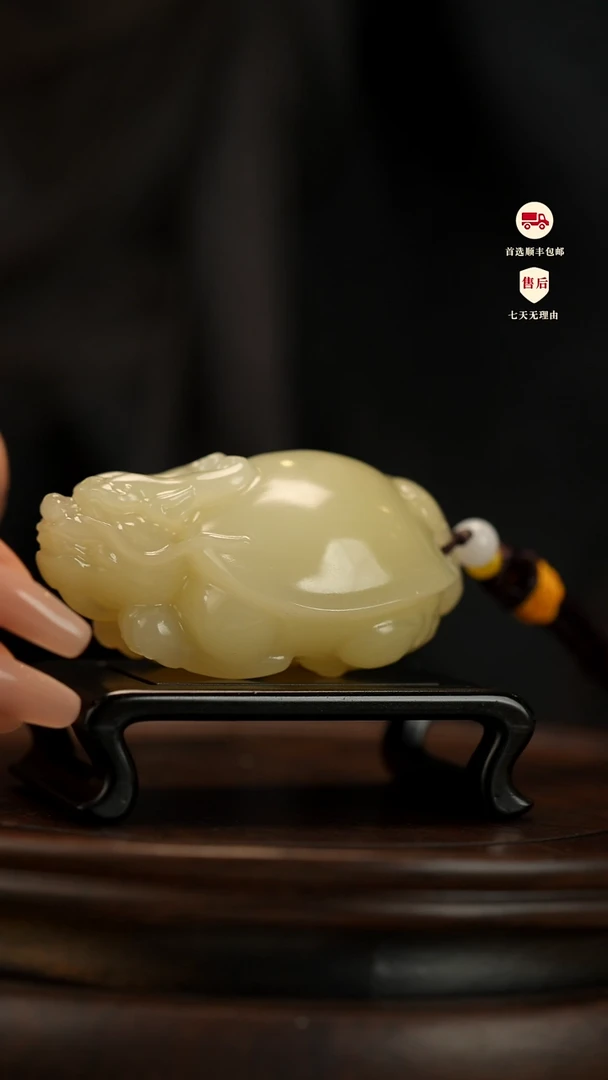 云南石竹叶青雕刻：吉祥龙龟手把件