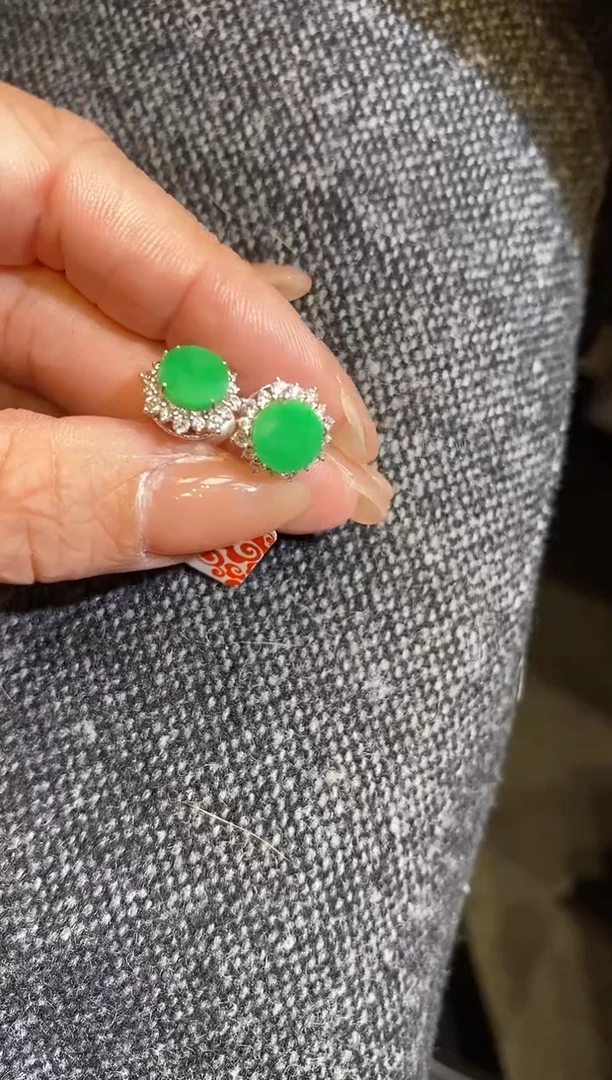 18K金镶嵌翡翠耳饰耳钉