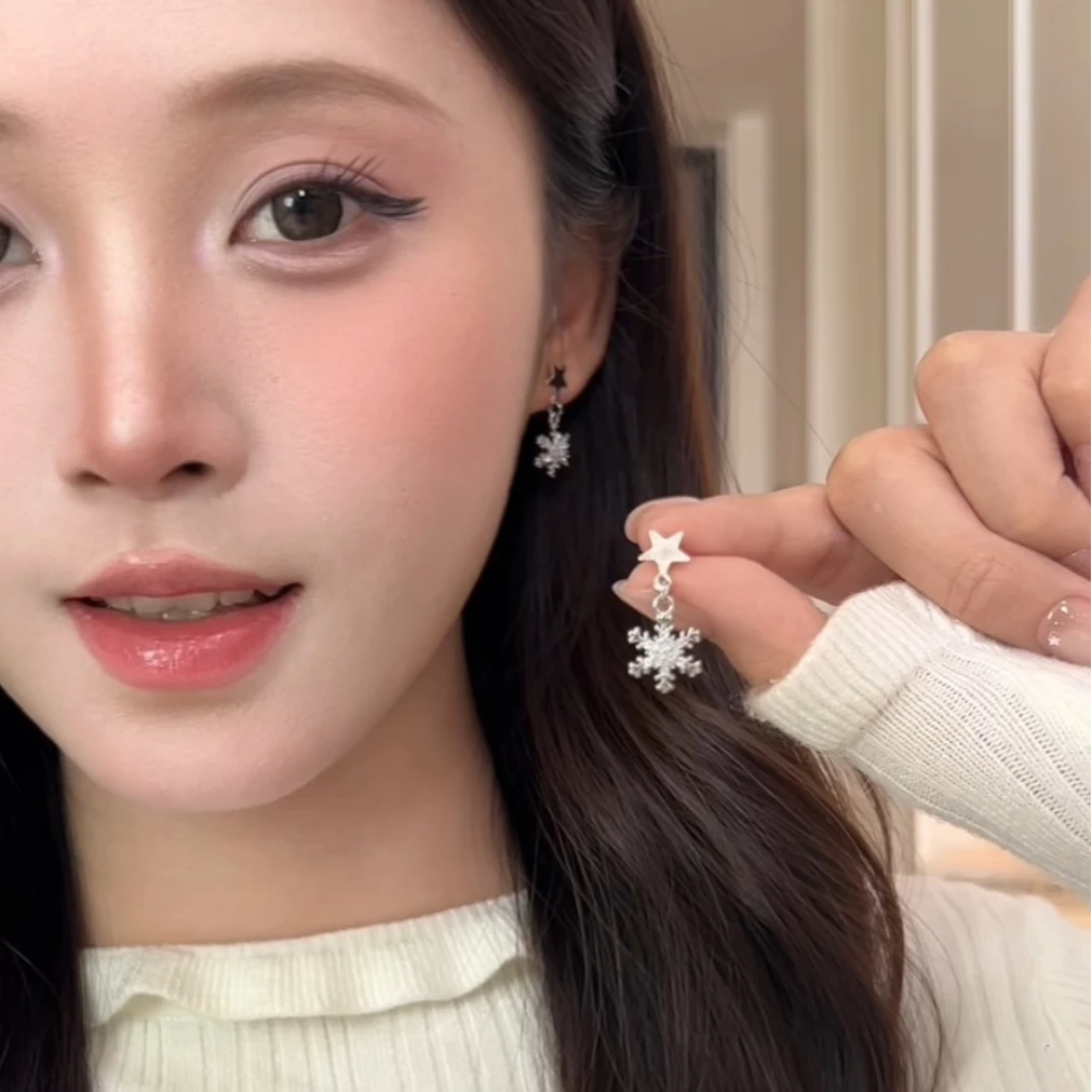 铜合金锆石耳饰 独特星星锆石雪花耳钉女轻奢高级感气质大气耳饰