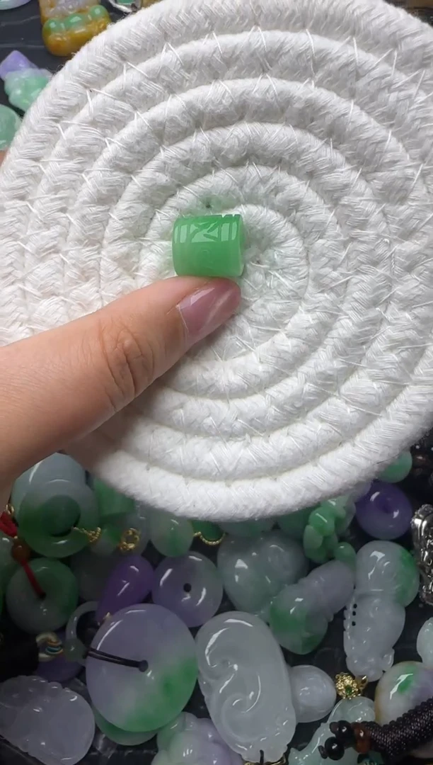 颈饰未镶嵌翡翠缅甸翡翠吊坠