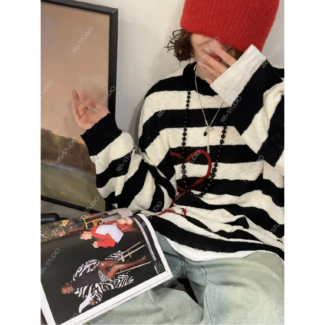 23107冬日微甜瞬间黑白条纹圆领毛衣女撞色爱心套头针织上衣