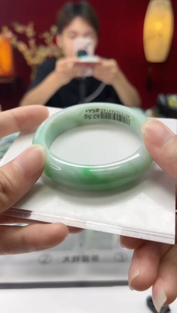 翡翠手镯未镶嵌翡翠1