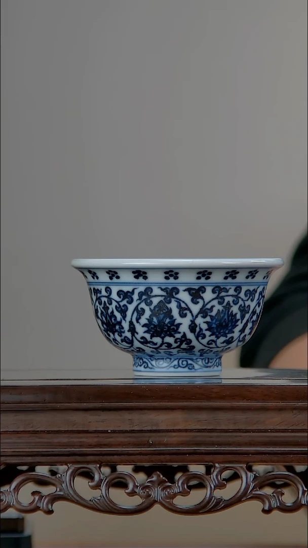 花瓣的缠枝莲压手杯