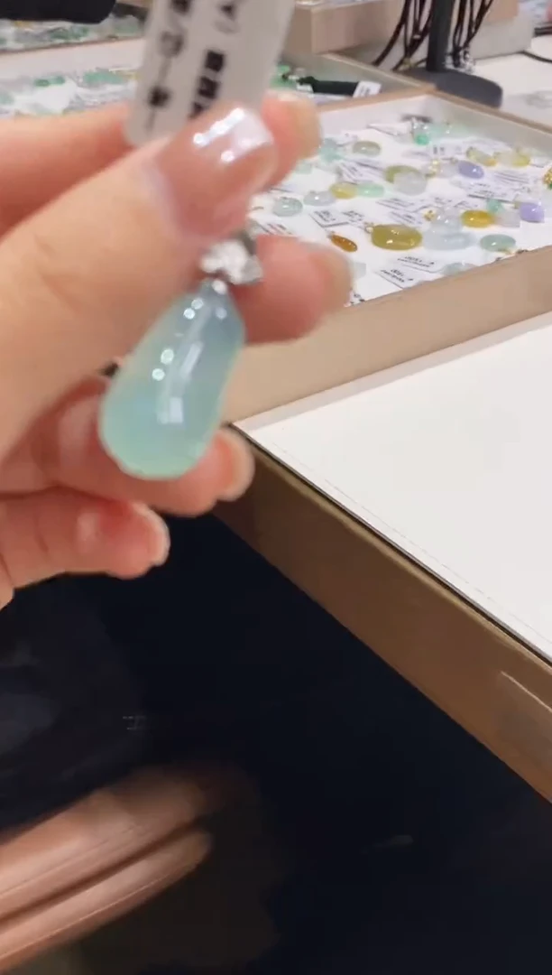 颈饰18K金镶嵌翡翠福瓜
