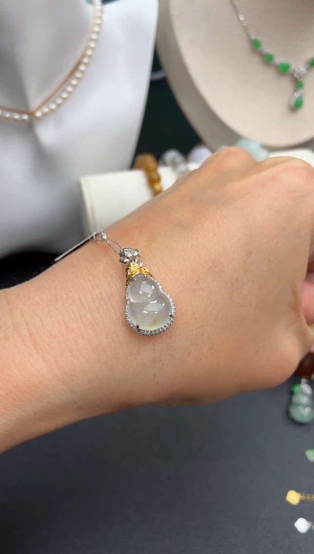 颈饰18K金镶嵌翡翠天然翡翠A货