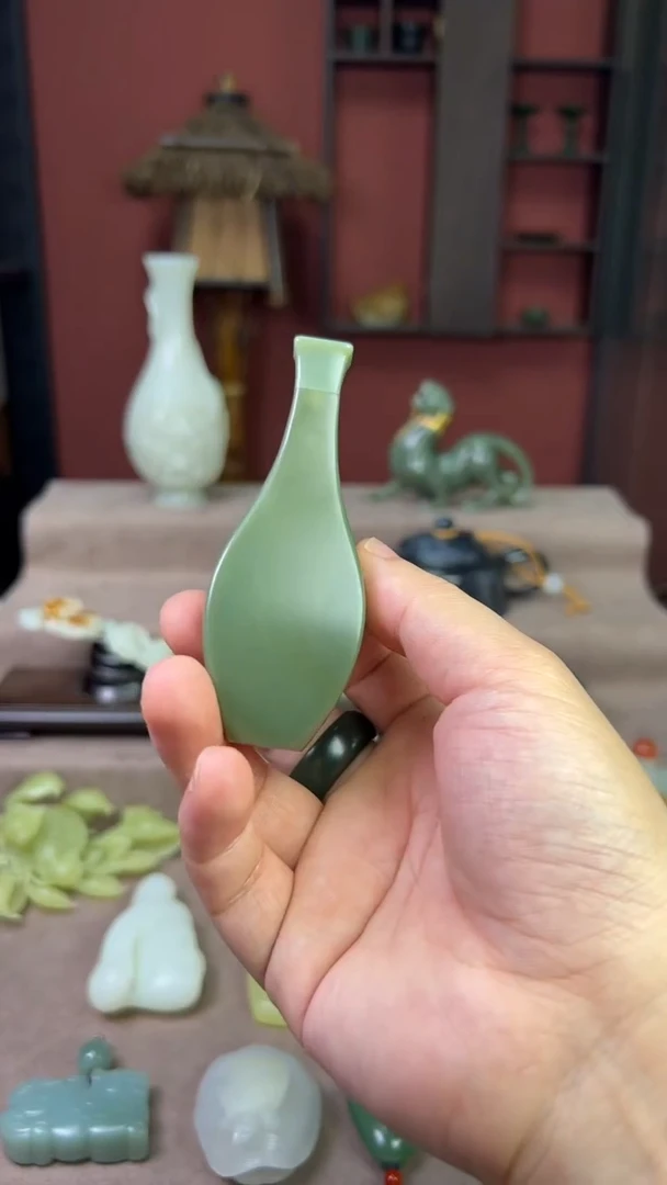 未镶嵌和田玉把件青*豆青鼻烟壶