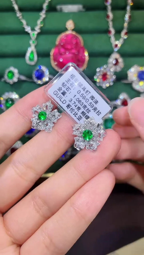 颈饰18K金镶嵌祖母绿0.59/0.59克拉蝴蝶效应