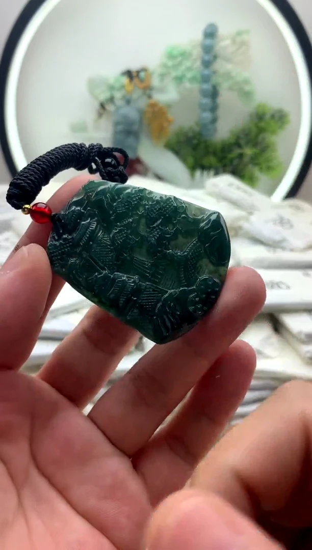 翡翠未镶嵌颈饰山水牌