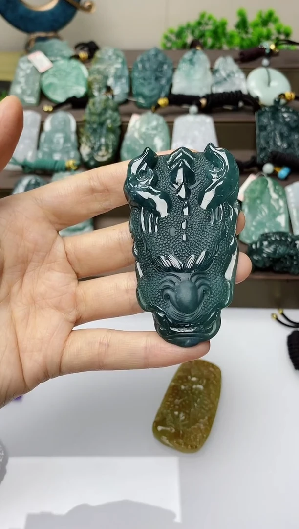 翡翠未镶嵌颈饰