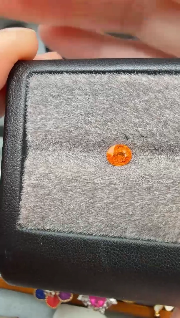 未镶嵌椭圆石榴石（芬达石）0.7ct-A054