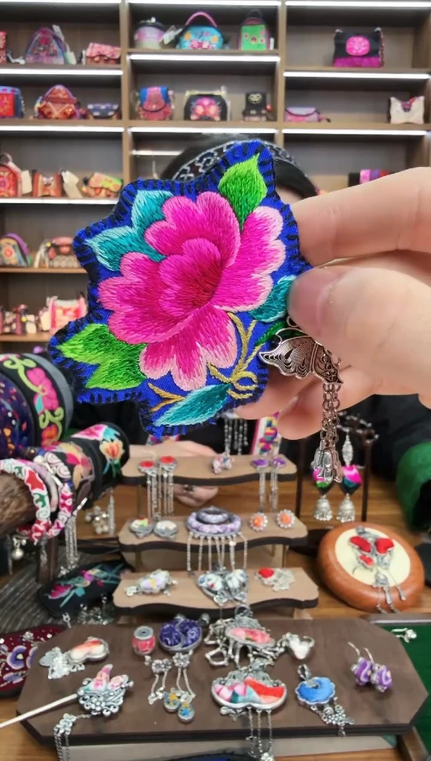 【闪购商品】织绣193蒙阿苏苗绣传承