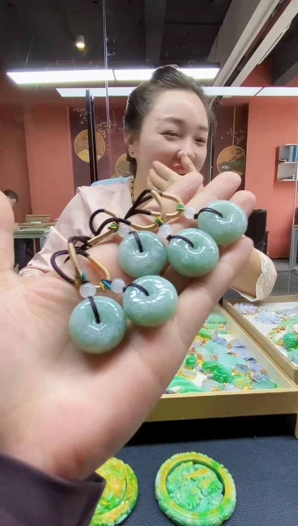 颈饰未镶嵌翡翠吊坠多样性发其一