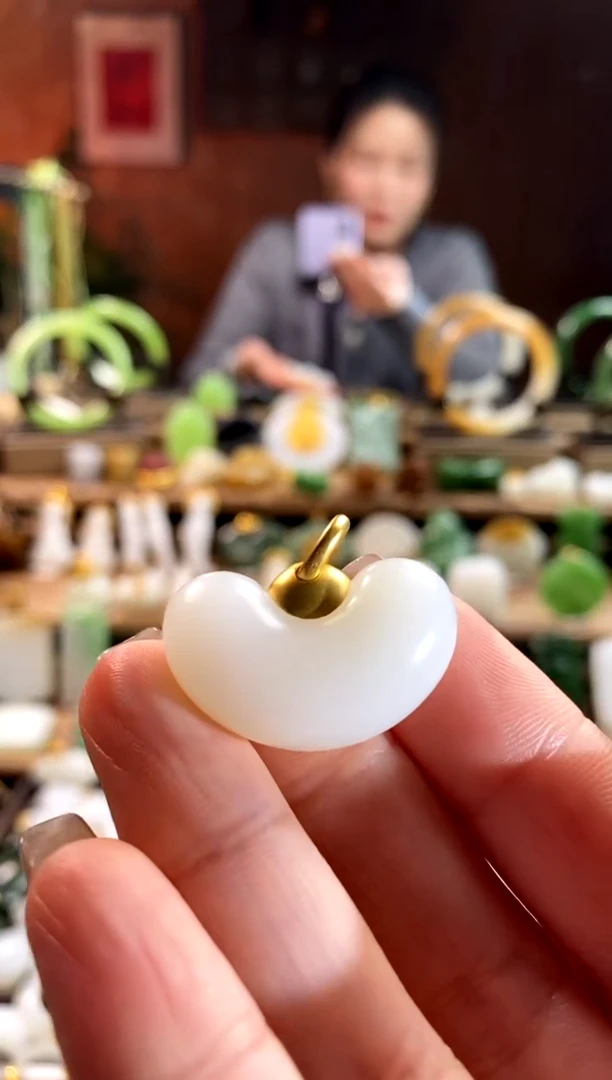 【闪购商品】和田玉吊坠18K金镶嵌。